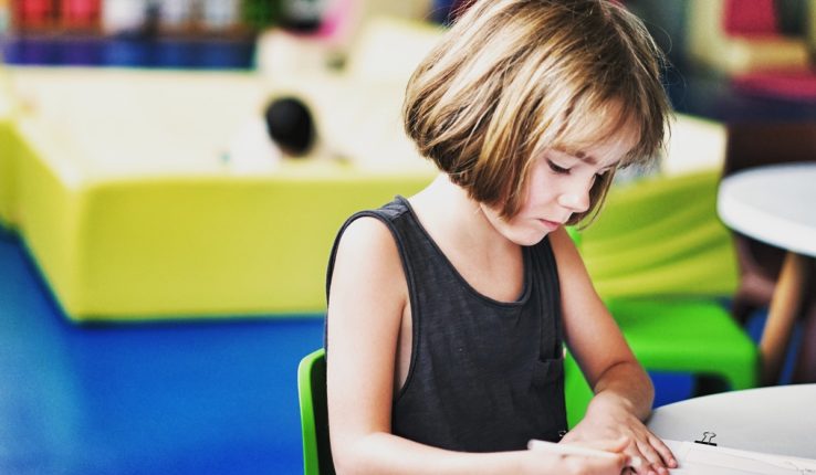 Orphelin : comment l’école accompagne l’enfant ?
