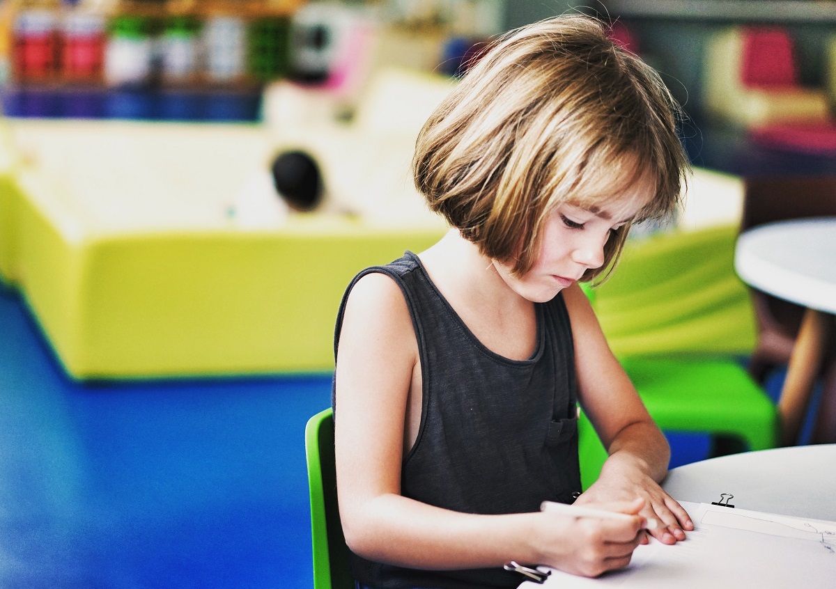 Décès d’un parent : comment l’école accompagne un enfant orphelin ?