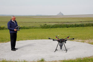 Jean de Montgolfier et son drone de dispersion des cendres devant la baie du Mont Saint-Michel