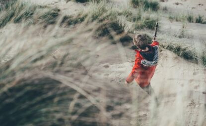 L’urne bâton de marche : pour cheminer une dernière fois avec le défunt