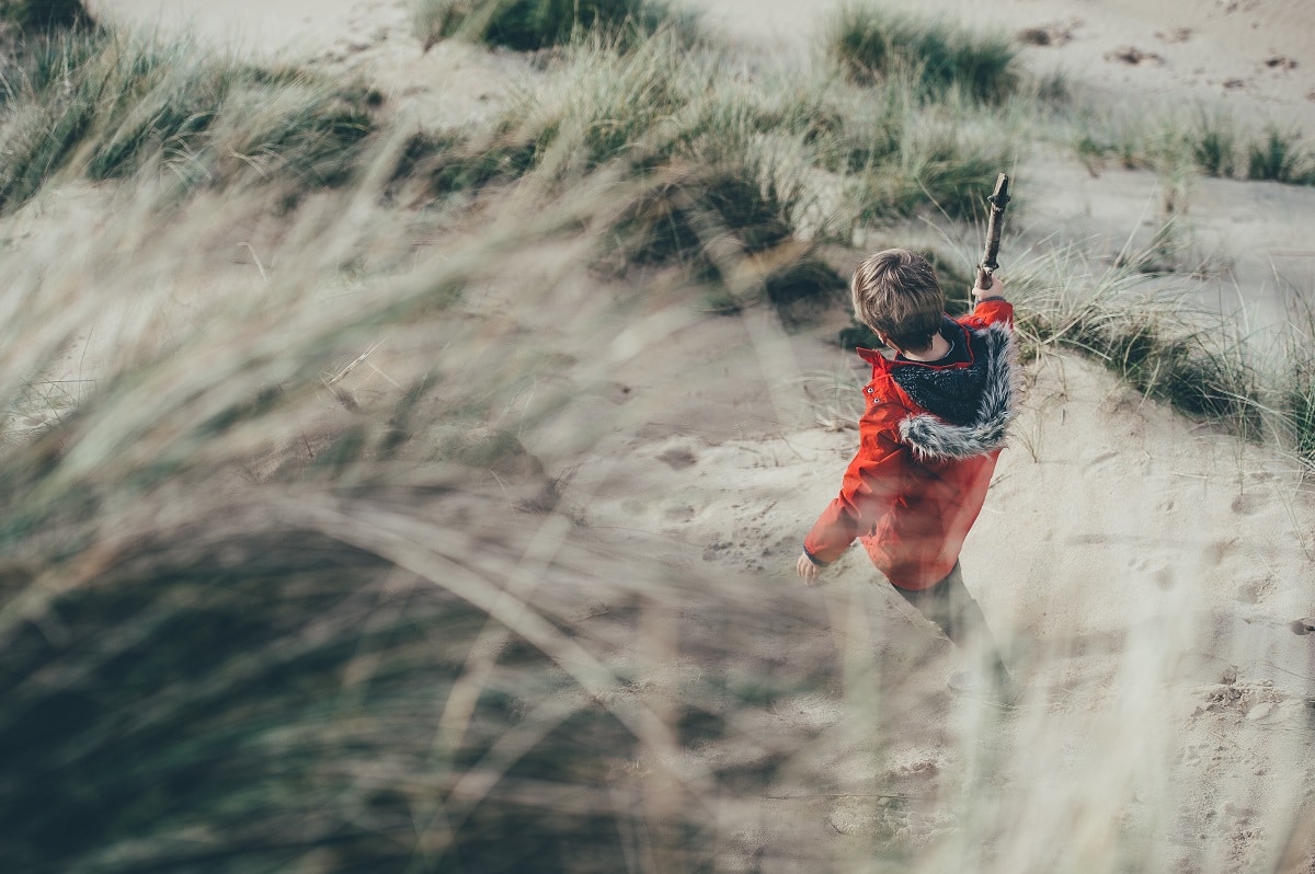 Enfant avec un bâton de marche
