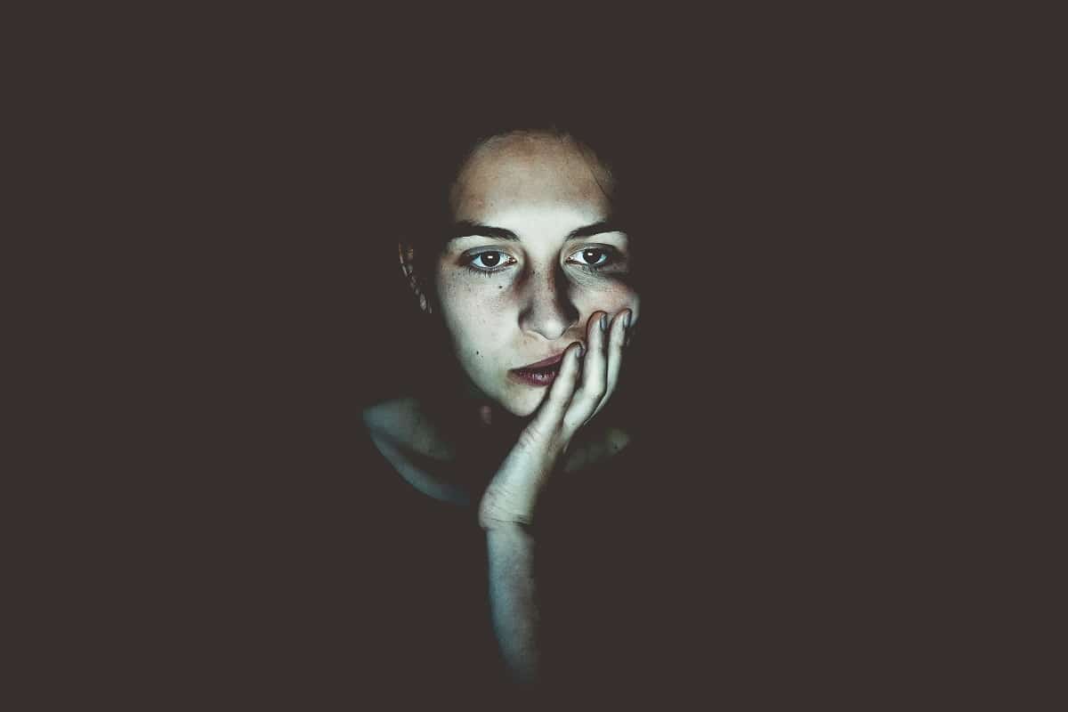 femme inquiète devant un écran