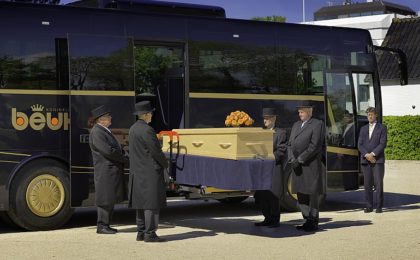 Un bus funéraire pour voyager une dernière fois avec le défunt