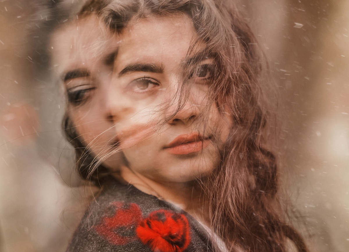 jeune fille dans ses pensées