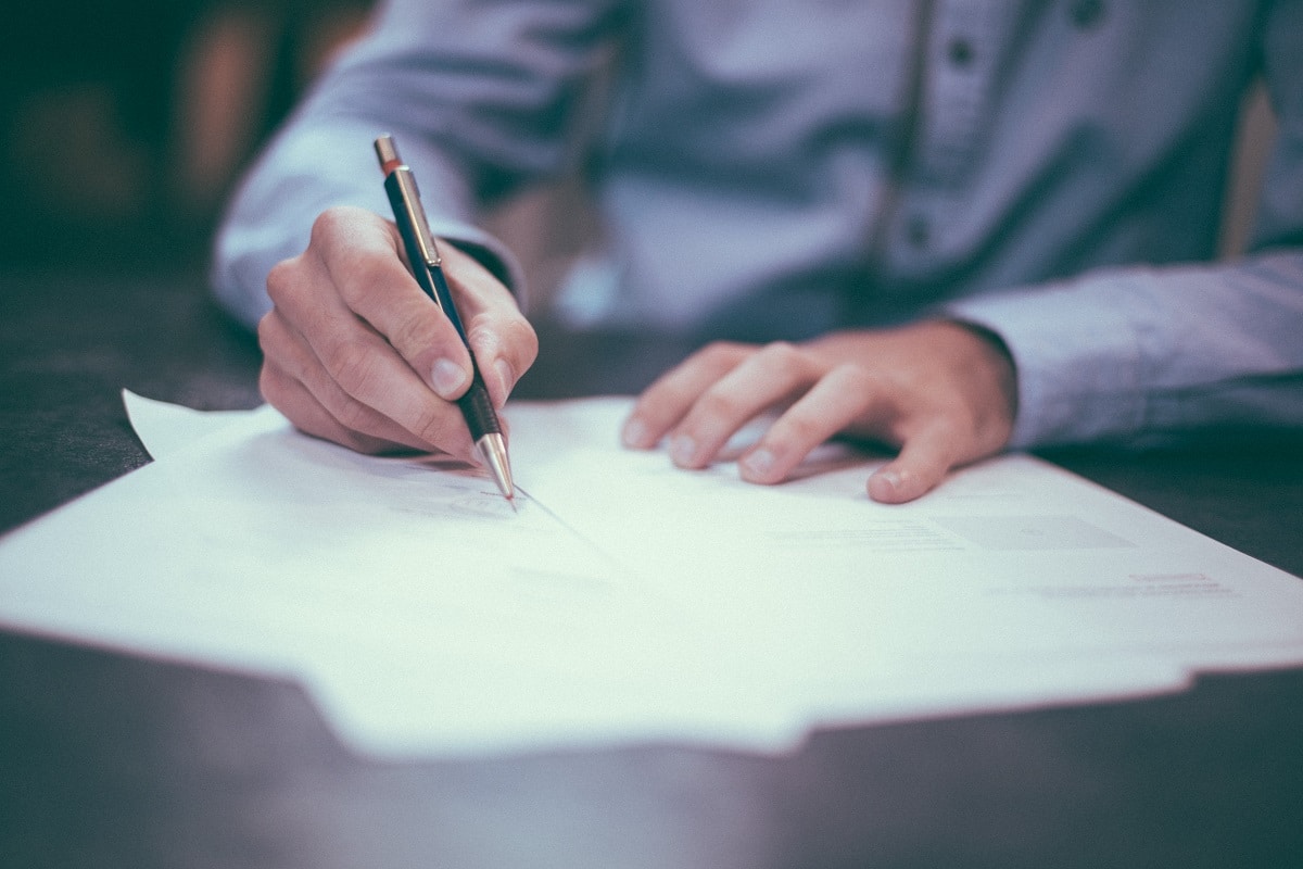 contrat-papiers-signature-travail-bureau