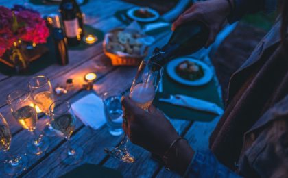 Verre du souvenir : où l'organiser après des obsèques ?