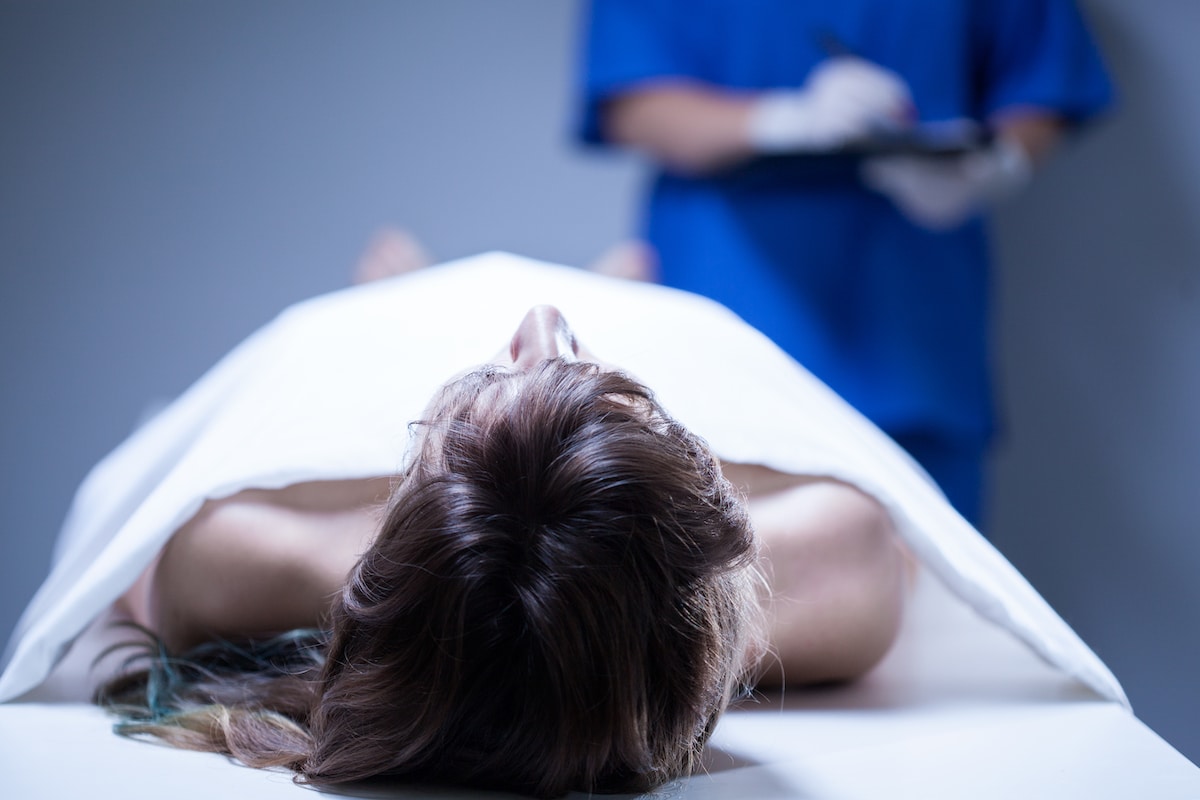 autopsie femme morte allongée