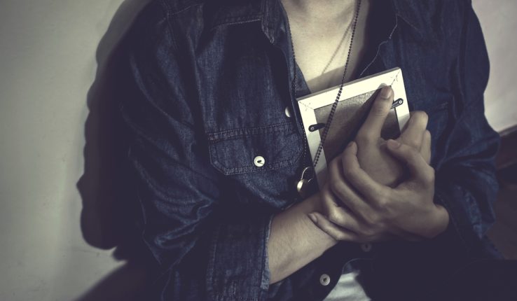 fille-triste-avec-une-photo-deuil-conjoint
