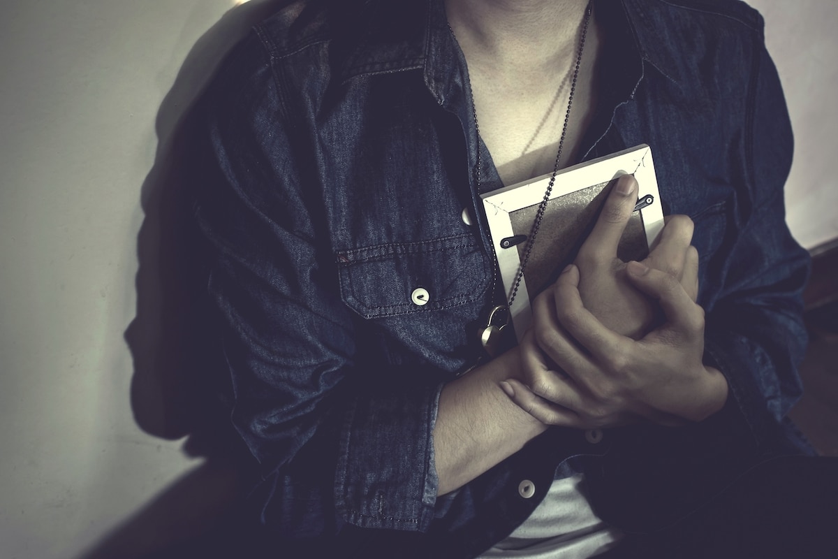 fille-triste-avec-une-photo-deuil-conjoint