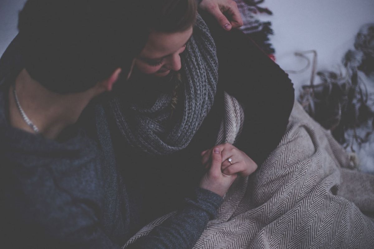 un couple se prend dans les bras