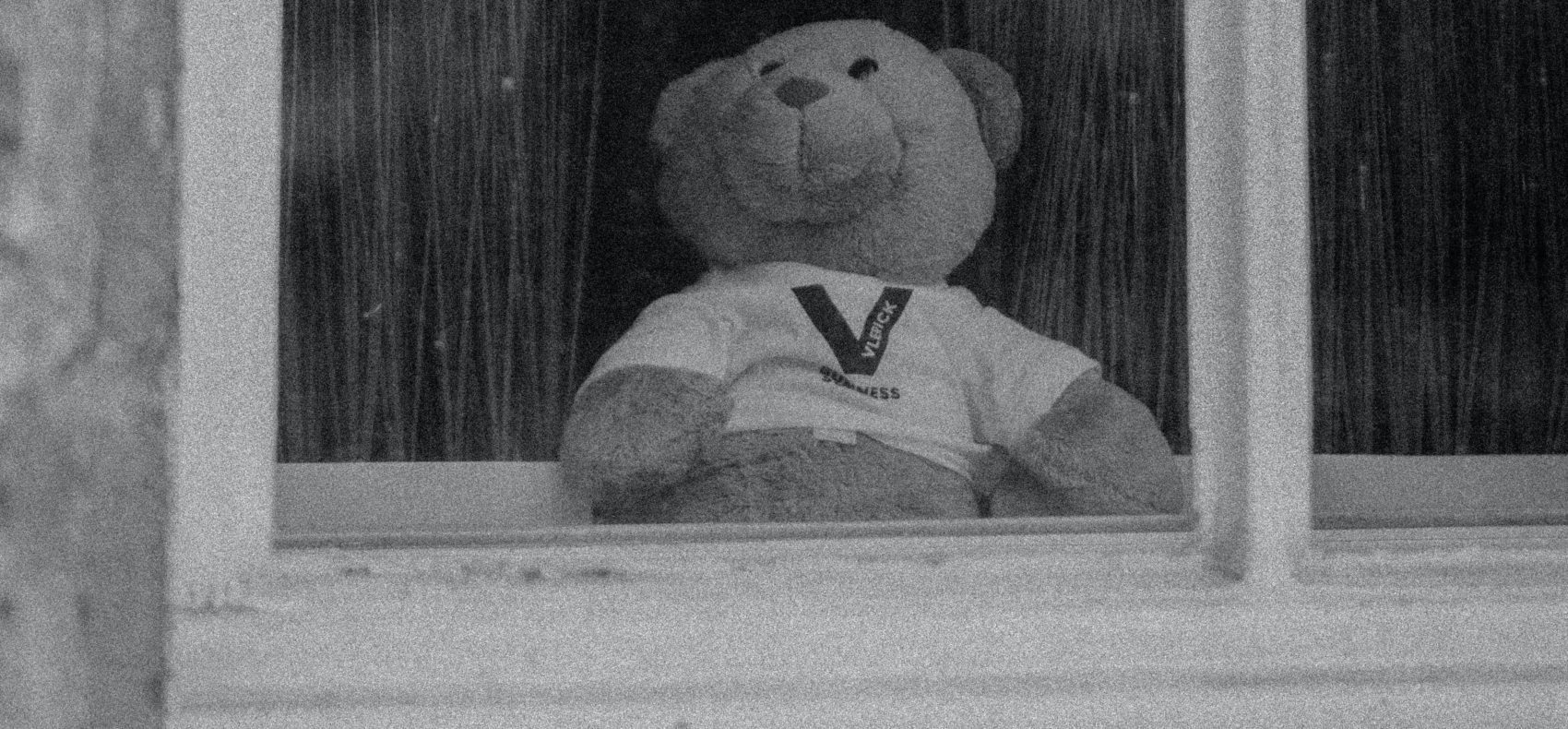 doudou-triste-fenetre-noir-et-blanc
