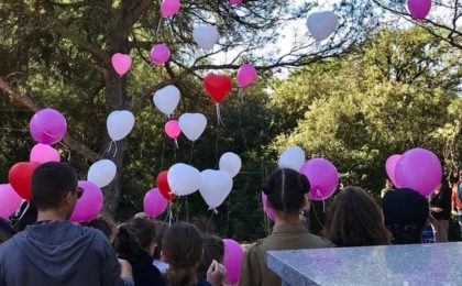 J’ai accompagné ma fille à sa dernière demeure en musique et en couleur