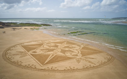 Il crée des mandalas pour les familles en deuil