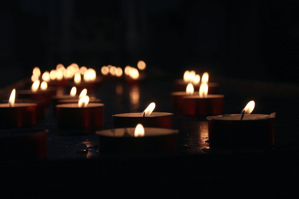 Flamme De Bougie Funéraire Aux Chandelles Sur Fond Sombre