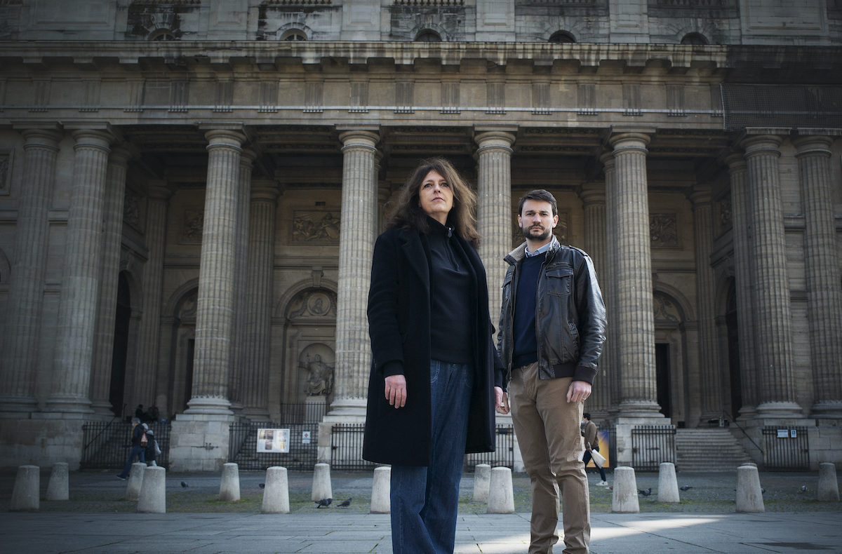 stephanie-bataille-laurent-fremont-devant-eglise-saint sulpice