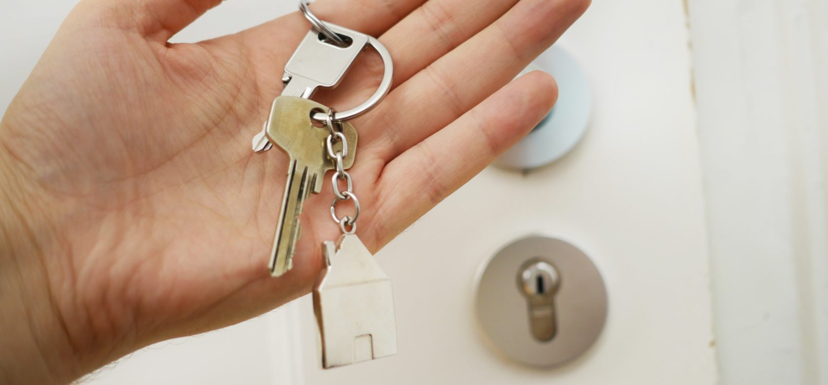 Clés du logement après le décès d'un des conjoints dans un couple