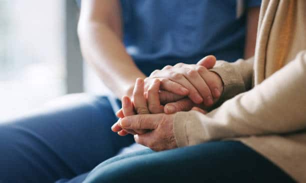 Main d'une personne âgée qui montre des signes de fin de vie