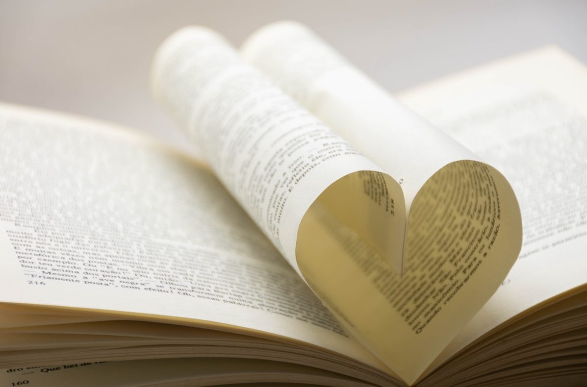 Pages d'un livre qui forment un coeur