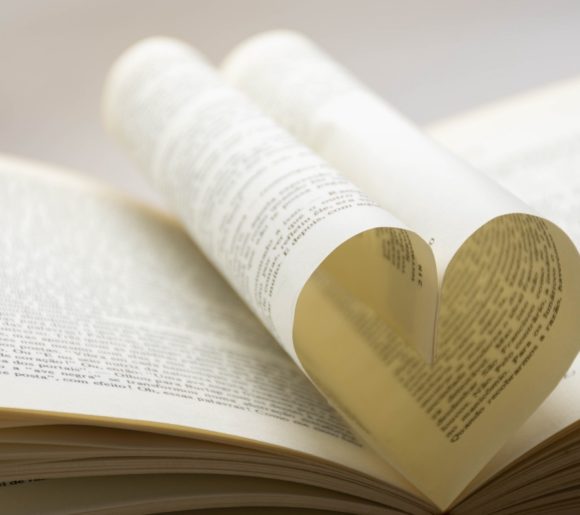 Pages d'un livre qui forment un coeur