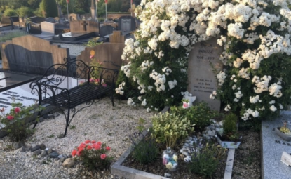 Décoration de tombe : pour leur enfant, ils ont choisi de ne pas faire comme tout le monde