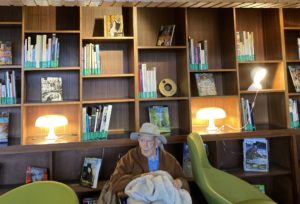 Claude devant la bibliothèque de l'école HEC Paris