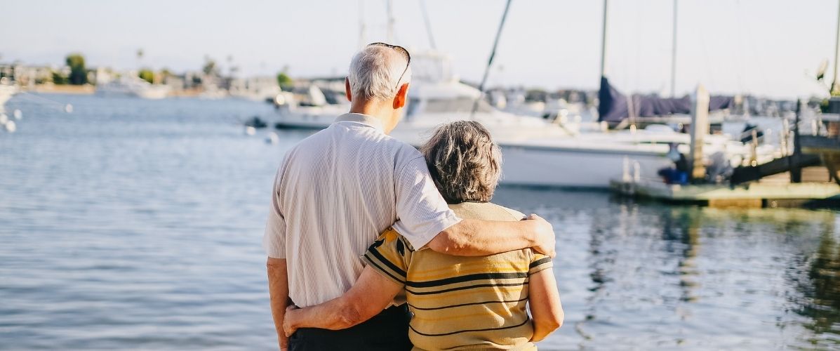 Dispersion de cendres en mer depuis un bateau
