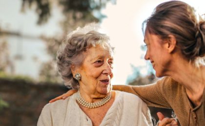 Métiers de l’accompagnement de la fin de vie : des death doula témoignent