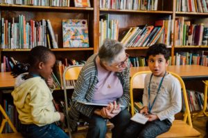 Marie-Thérèse, patiente en fin de vie, participe à un atelier à la bibliothèque