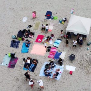 Famille de Maelyne sur la plage pour l'anniverciel