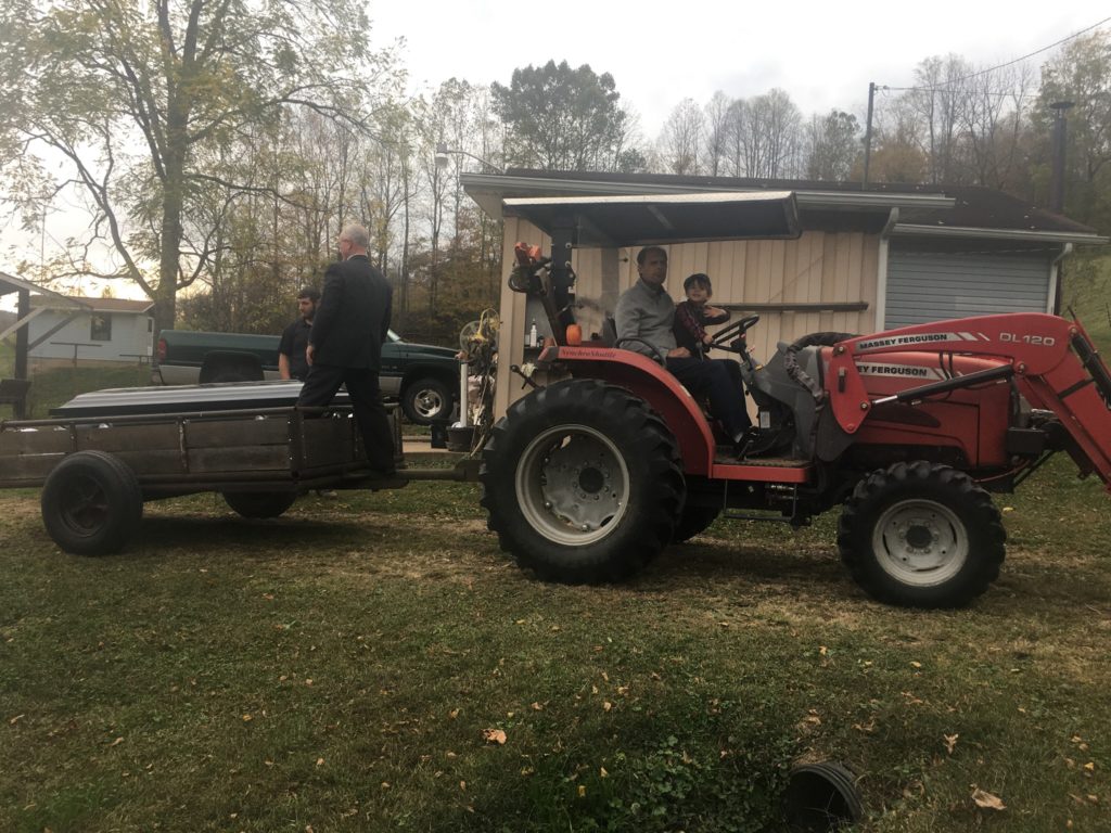 Tracteur qui transporte le cercueil du père de Janna