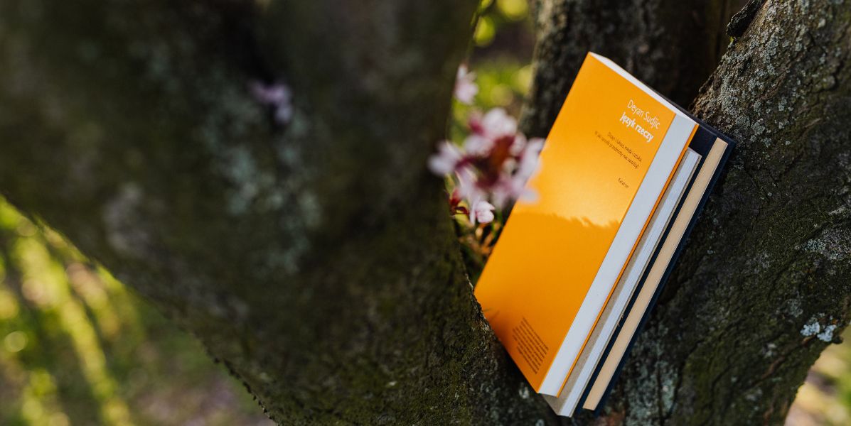 Livres dans un arbre