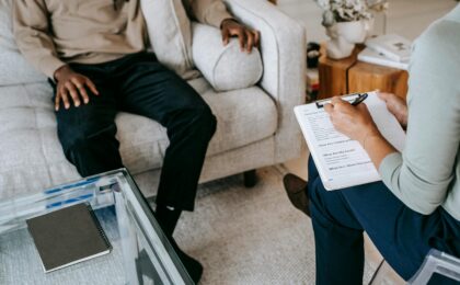 Accompagner le deuil : 5 idées reçues qui freinent ceux qui veulent se lancer